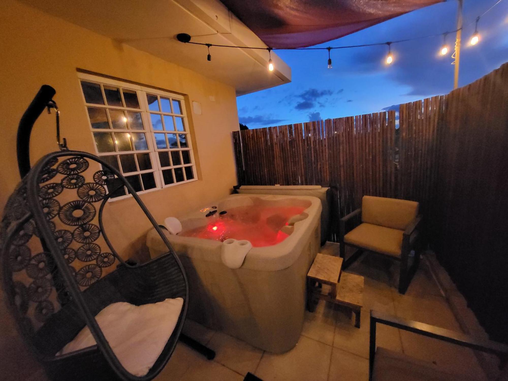 Private Jacuzzi Oasis With Mountain Views And Free Parking Leilighet Ponce Rom bilde